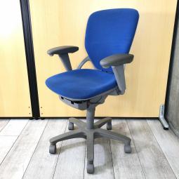 【8/4入荷予定！】【コスパとコンパクトサイズで選ぶならこのチェア！スマートで機能性の高いプレーゴ！】■イトーキ（ITOKI）製　プレーゴ（Prego） チェア　肘付き　ハイバックチェア　■可動肘　■ウルトラマリンブルー×グレーシェル