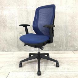 肘部分に若干の使用感あり【在庫入替セール品！】前傾機能搭載の人気オフィスシーティング！/オススメ(おすすめ) /人気商品【弊社使用欄：A01008144】■オカムラ　シルフィ　ハイバックモデル　ミディアムブルー×ブラックフレーム　アジャストアーム