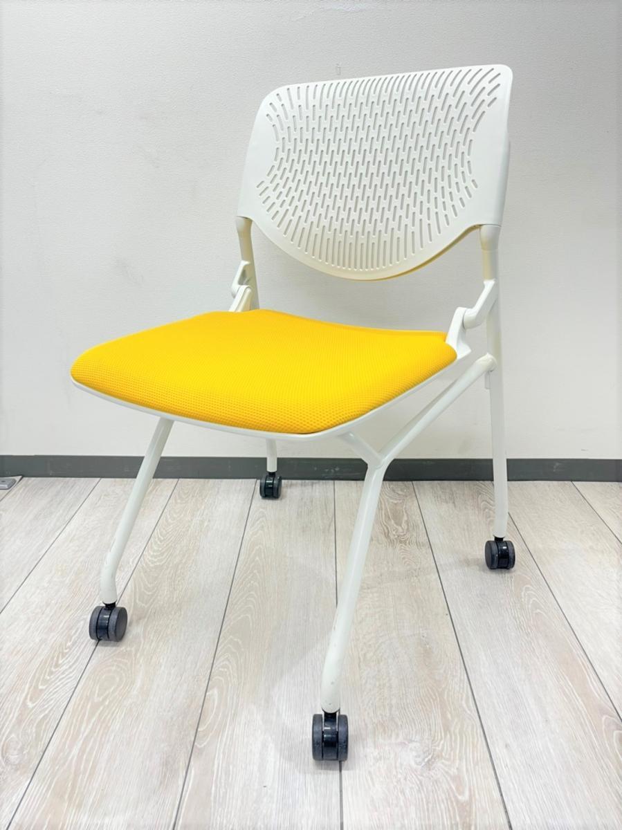 【明るいカラーで人気！使わない時は畳んでコンパクトに収納！会議室にもおススメ！】■オカムラ（okamura）　ルナ（Runa）　ネスティングチェア　ミーティングチェア　■背パッド無し　キャスター付き　■座面イエロー×背面ホワイト【入替セールにつき40%OFF！】
                        ルナ
                                    中古
            