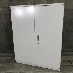 【オフィスの定番！大きく開いて見やすい両開き書庫！】■イトーキ（ITOKI）製　シンラインシリーズ (THIN LINE)　両開き書庫　ローキャビネット　■ホワイト　■天板付き/ベース付き　■シリンダー錠　※取っ手日焼け