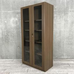 【博】【珍しい木目ブラウンカラーのガラス扉収納が入荷☆】オカムラ製（okamura）　ディーエックス4エヌ　両開き書庫　ハイキャビネット　ブラウン　収納　福岡　博多　天神　九州最大級【※サテライトは商談スペースのみの為、在庫は福岡の在庫を掲載しております。商品につきましてはお電話にてお問い合わせください】