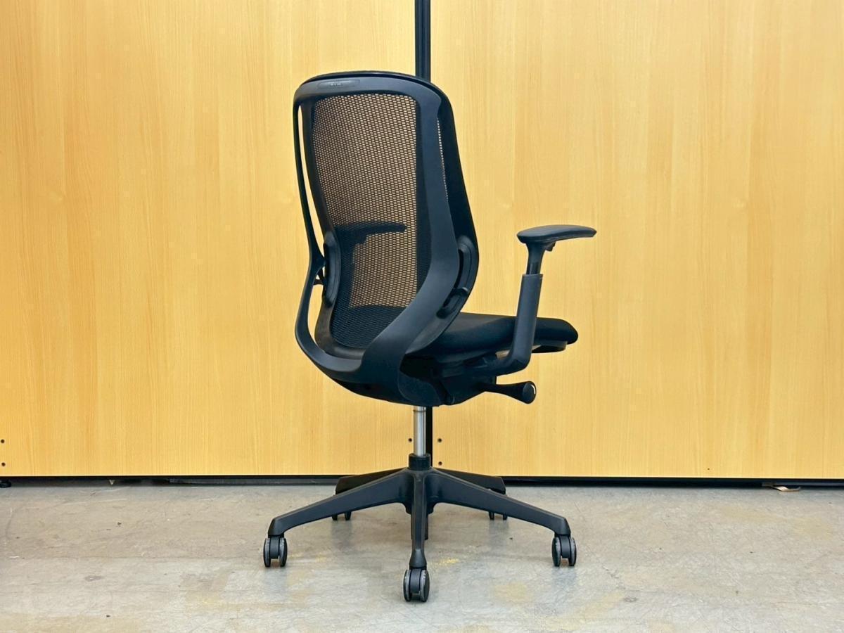 zp　オカムラ　シルフィーチェア　前傾機能　ハイバック　クッションタイプ 中古 中古】シルフィーメッシュ オカムラ/okamura 肘付ハイバック