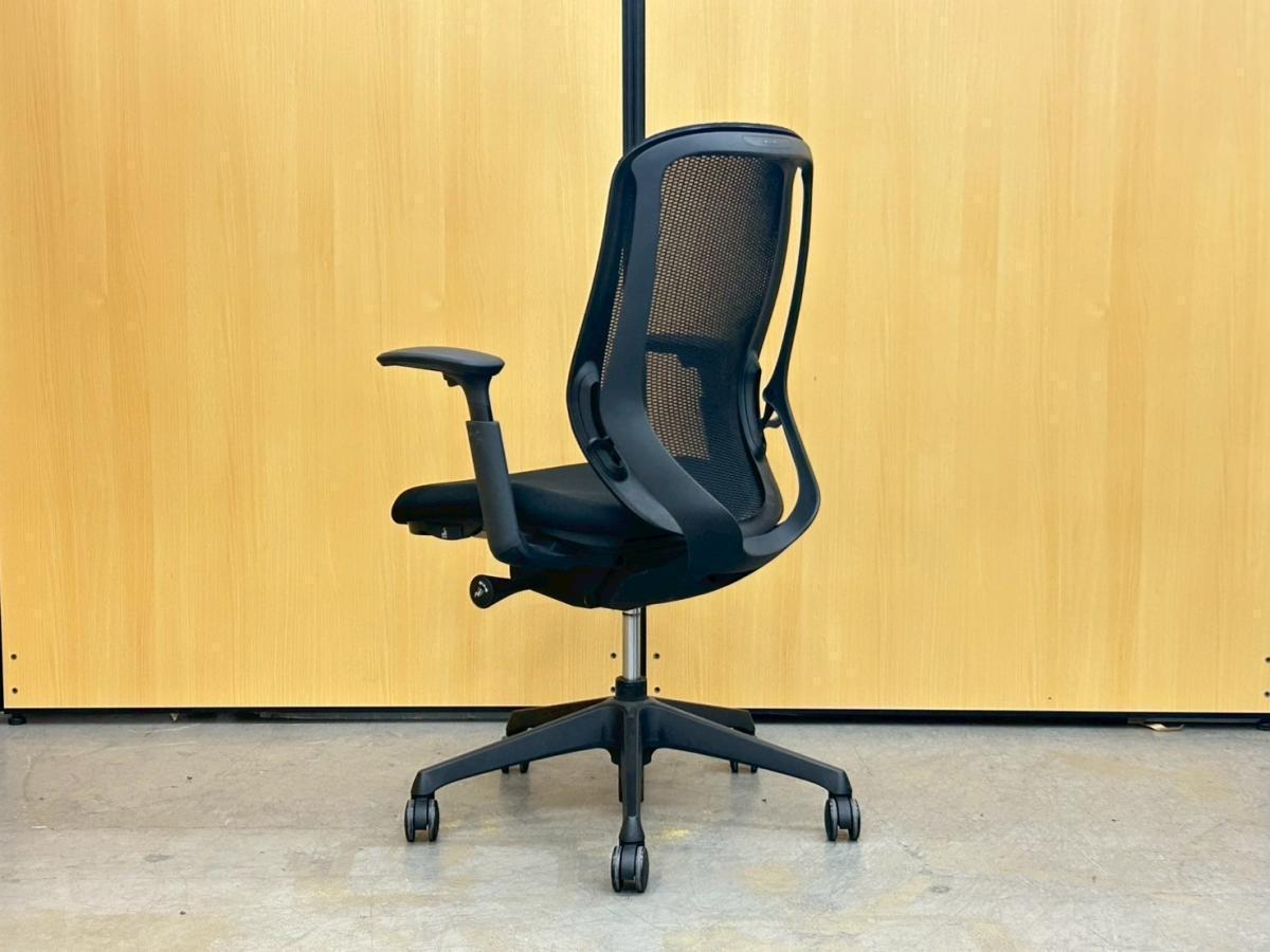 美品 OKAMURA メッシュ オフィスチェア シルフィー  2017年製 中古】シルフィーメッシュ オカムラ/okamura 肘付ハイバック