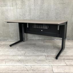 【スタイリッシュなデザインと機能性を兼ね備えたシンプルデスク！】■オカムラ(okamura)製　プロユニットシリーズ　平机　引き出し無　Ｌ字脚　W1400×D730㎜　■天板：木目ダーク/ブラック【弊社使用欄：A00998895】【ID】