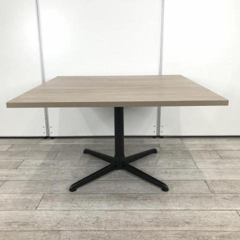 【在庫入れ替えSALE】【いま流行りの木目デザイン！】【リフレッシュスペースにオススメ！】　■カフェテーブル　角テーブル　ミーティングテーブル　　■W1200×D1200㎜　■木目ナチュラル　■脚：単柱脚ブラック〈岐阜・愛知・三重・静岡・福井〉