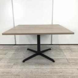 【在庫入れ替えSALE】【いま流行りの木目デザイン！】【リフレッシュスペースにオススメ！】　■カフェテーブル　角テーブル　ミーティングテーブル　　■W1200×D1200㎜　■木目ナチュラル　■脚：単柱脚ブラック〈岐阜・愛知・三重・静岡・福井〉