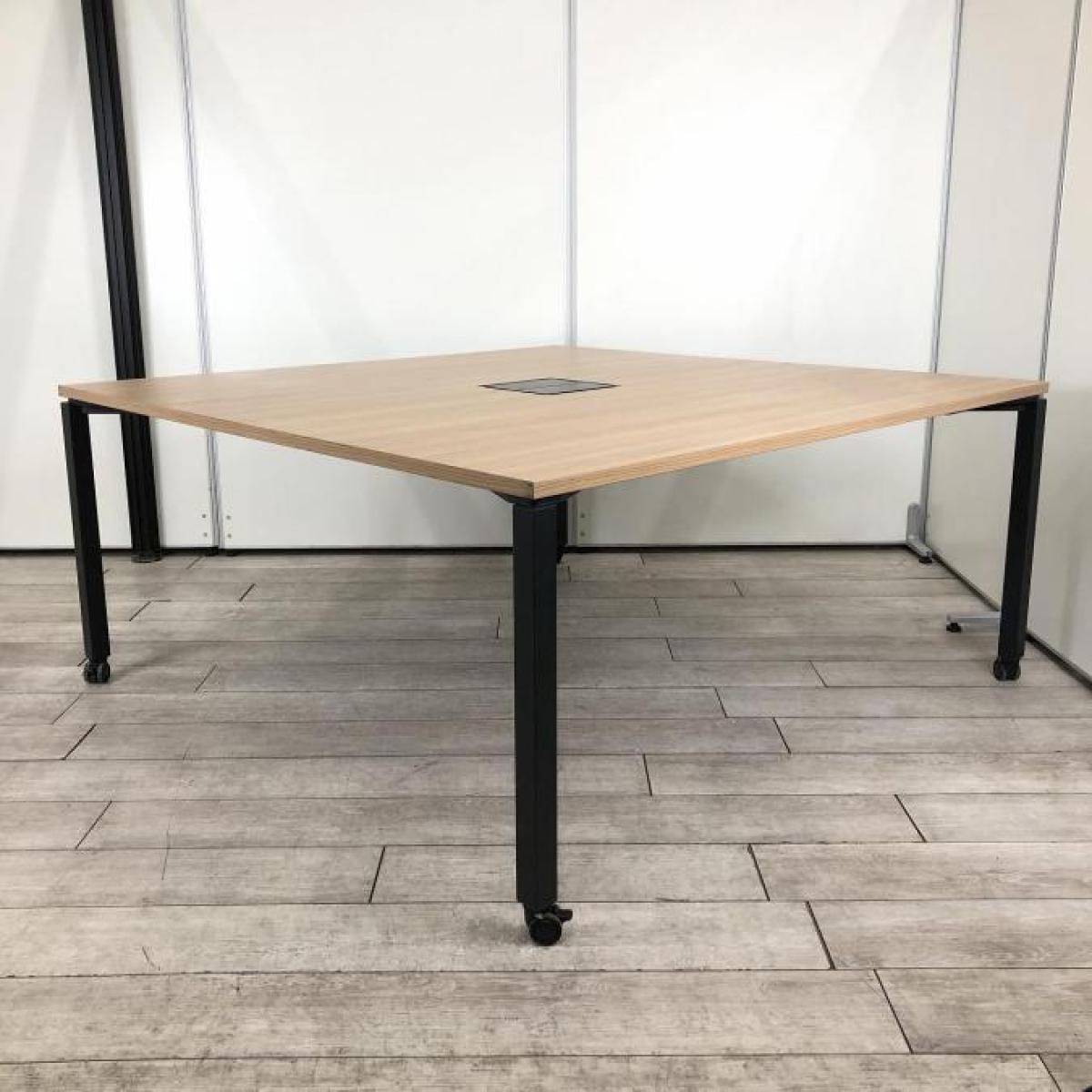 【在庫入れ替えSALE】【2台並べてW3200の大型デスクとしても使用可能！】 ■コクヨ製　ワークフィット (WORKFIT)　ミーティングテーブル　■W1600mm　■配線ダクト付き　■木目ナチュラル天板×ブラック脚〈岐阜・愛知・三重・静岡・福井〉
                        ワークフィット
                                    中古
            