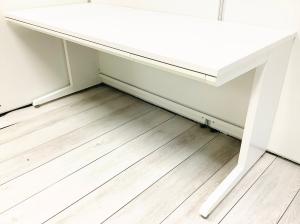 【ゆとりのあるワークスペースで作業効率アップ！】■オカムラ　アドバンスシリーズ　平デスク　W1600×D700×H720mm　ホワイト【OKAMURA　ADVANCE】