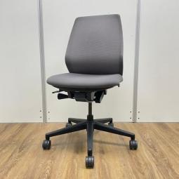 ★〇【商品入替のため、残り4脚限り】ウチダ製　ニンバスシリーズ　グレー　ホワイトフレーム　背面メッシュ　軽やかな使い心地・環境対応＆末永く利用できるチェア！　肘無しミドルバックチェア！！