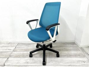 【定価約7万円】【座りやすくてコンパクト！肩回りが動かしやすい背面メッシュの人気チェア！】■イトーキ（ITOKI）　ノナ（nona）チェア　ハイバック　肘付き　■サークル肘　■背面メッシュ　■ストロングブルー × ホワイトフレーム