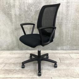 【コスパの良いブラックのメッシュチェアが入荷！】■イトーキ（ITOKI）製　コルトチェア　肘付き　ハイバック　背面メッシュ　■固定肘付き　■ブラック【ワンランク上のデザインと座り心地！】
