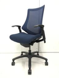 【10脚限定】【2025.08.07入荷予定】【姿勢の変化にフレキシブルに対応！】■イトーキ　エフチェア　可動肘付　ネイビー　メッシュ オフィスバスターズ　梅田本店