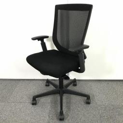 【背中全体をサポートするハイバックタイプのメッシュチェア！】■okamura（オカムラ）製　エスクード（ESCUDO）チェア　肘付き　ハイバック　背面メッシュ　■可動肘　■色：ブラック