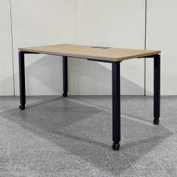 【スタイリッシュなパーソナルテーブル！　オフィスデスクとしてもお使いいただけます！】■コクヨ（KOKUYO）　ワークフィットシリーズ　パーソナルテーブル　平机　W1400×D700㎜　■配線口　■キャスター付き　■天板：ナチュラル木目調 / 脚：ブラック