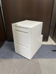 【在庫セール品・3台限定】■オカムラ（okamura)製 アドバンスシリーズ　３段ワゴン　L字型モデル　フリーアドレスデスク用　■高さ：650mm　■色：ホワイト　■シリンダー錠　【フリーアドレスの必須品！収納とワークスペースの拡張にオススメ！】
