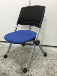 【先行予約品】【関東大量入荷予定】【8月末～9月末までに約100脚入荷予定】【折り畳んで横に重ねて収納可能！】■オカムラ製　リータ　ネスティング＆スタッキングチェア　■ブルー【弊社使用欄：】