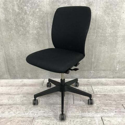 オフィスチェア黒　未使用品　肘掛けあり　送料込み 東谷 デスクチェア おしゃれ 黒 メッシュシート キャスター