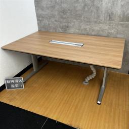 【南】オカムラ製人気のミーティングテーブル（リフティオ）が入荷しました！福岡市拠点の「オフィスバスターズ福岡南店」は、福岡はもちろん、岡山・広島エリアにも対応しています。中古オフィス家具・チェア・デスク・複合機など一式手配可能。各地に特化した在庫とワンストップ対応で、起業・移転・レイアウト変更にしっかり対応し、岡山・広島でも安心の選択肢をご提供します。