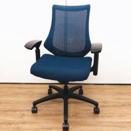 【姿勢の変化にフレキシブルに対応する高機能メッシュチェア！】■イトーキ（ITOKI）製　エフメッシュ　肘付き　ハイバック　■背面メッシュ　■可動肘　※厚み/ 大　■ネイビーブルー × ブラックシェル