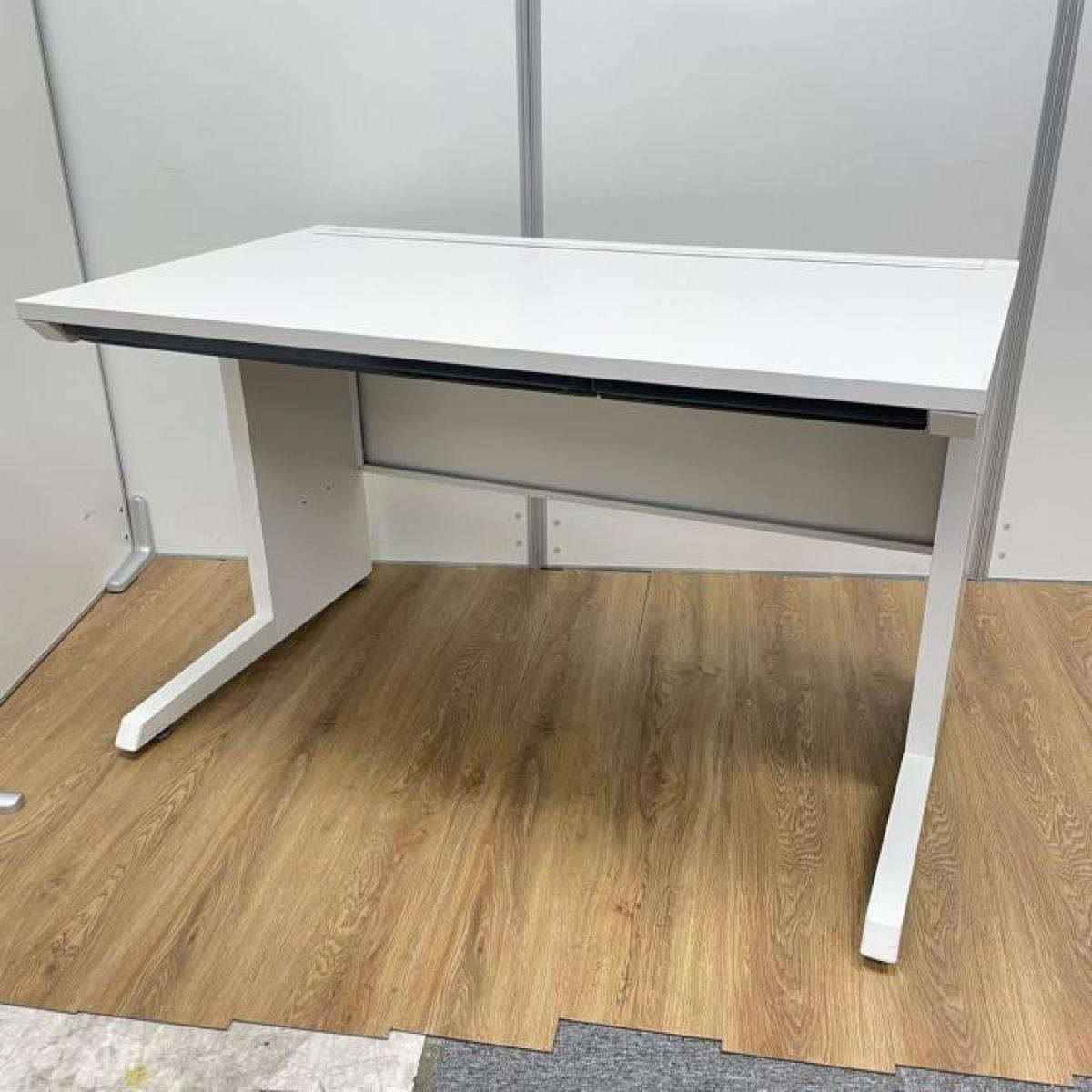 【商品入替のため、残り3台限り】イトーキ製　CZR　ホワイト　引き出し　シンプルフォルム！　W1200サイズの人気オフィスデスク！　W1200平机！！【T8】
                        CZRデスク
                                    中古
            