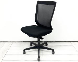 【基本性能を向上させた、ワンランク上のスタンダードモデル！】■オカムラ（okamura）　エスクード　肘付ハイバック■背面メッシュ　■ブラック【背面メッシュで熱がこもりにくい！】肘外し