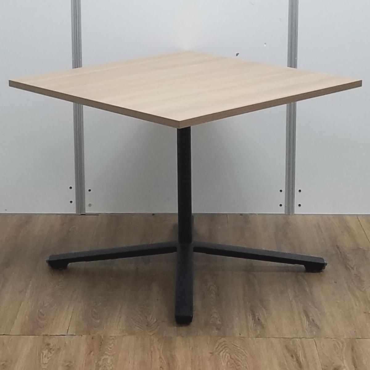 コクヨ製　ビエナ　ナチュラル　正方形　W900xD900xH720サイズ　角テーブル　ワークテーブル　ミーティングテーブル　単柱ブラック脚　キャスターロック付き　収納に便利なフラップタイプ！　角テーブル！！
                        ビエナ
                                    中古
            