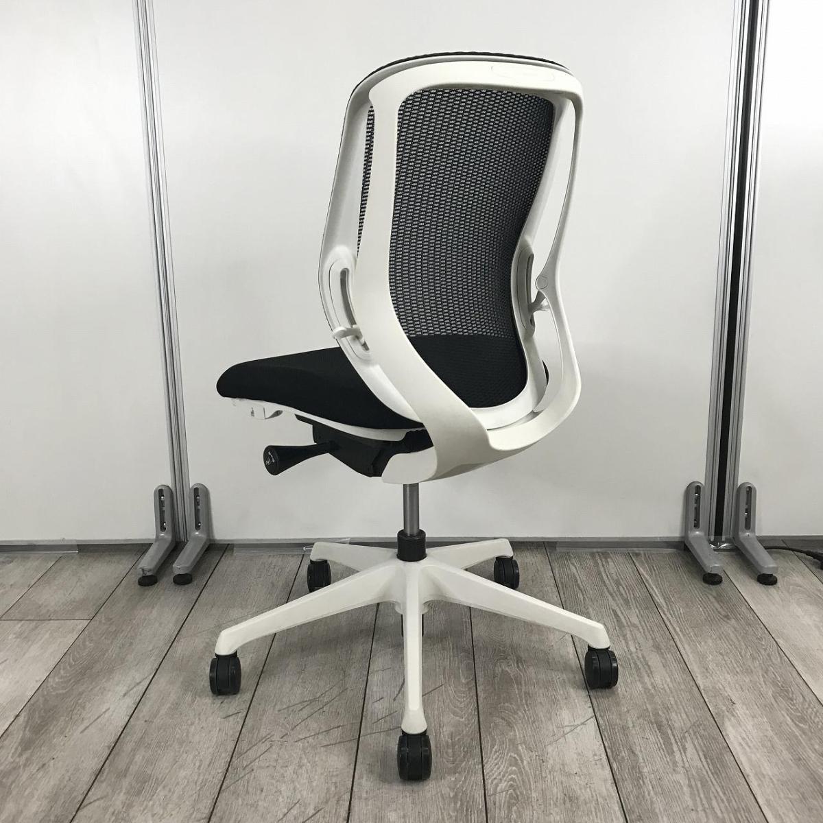 at　オカムラ　シルフィーチェア　ローバック　固定肘　前傾機能　メッシュ　中古品 中古】オカムラ シルフィー ローバック 可動肘 バックカーブ