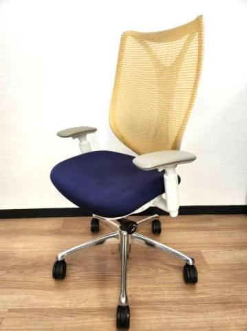 【在庫入替セール品】【来店限定キャンペーン】希少/高級/高機能/前傾　オカムラ（okamura）サブリナチェア (Sabrina)　ハイバック　　背面メッシュ　可動肘付　　座面：ネイビーブルー　背面：イエロー