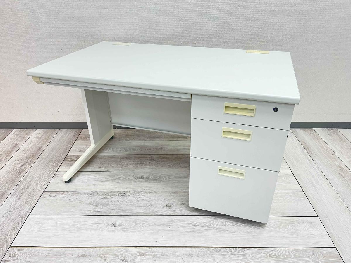 【定番サイズの幅1200㎜！収納も充実で使いやすい人気のホワイトカラーの片袖机！】■オカムラ（okamura）　ヴィラージュ（VILLAGE）シリーズ　片袖机　引き出し付き　■W1200×D700×H700　■ホワイト　■シリンダー錠　※日焼け有り〈岐阜・愛知・三重・静岡・福井〉
                        ヴィラージュデスク
                                    中古
            