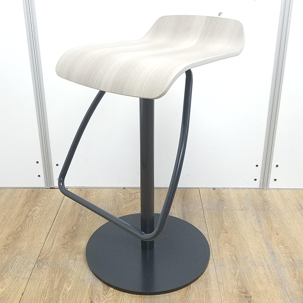 オカムラ製　メルチェ　プライズウッド　ブラックフレーム　足掛け付　座面木目　ハイカウンターに適したカウンターチェア！　足掛けありで長時間利用も！　カフェチェア　カウンターチェア！！
                        メルチェ
                                    中古
            