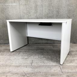 【定価約9万円】【パネル脚が珍しい！安心の国内メーカーのシンプルなオフィスデスク！】 ■イトーキ（ITOKI）製　CZRシリーズ　平机　引き出し無　W1200×D600㎜　■パネル脚　■配線口　■ホワイト