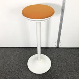 【「座る」と「立つ」のいいとこ取り！】■オカムラ（okamura）　ピルエット（pirouetto）　カウンターチェア　スツール　■オレンジ　シェル：ホワイト【高さ調節可能なパーチングスツール！】