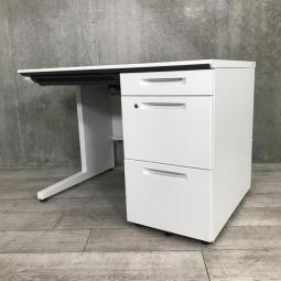 【定価約10万円】【省スペースのオフィスに最適！コンパクトサイズの片袖机！】■コクヨ（KOKUYO）製　アイエス（iS）シリーズ　片袖机　　W1000×D600㎜　■シリンダー錠　■ホワイト【配線カバーも充実の高品質デスク！】