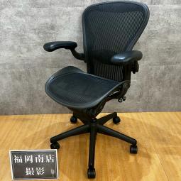 【WEB③】ハーマンミラー製の大人気オフィスチェア【アーロン/ブラック/肘付き】が入荷しました！　＊福岡市拠点の「オフィスバスターズ福岡南店」は、福岡はもちろん、岡山・広島エリアにも対応しています。中古オフィス家具・チェア・デスク・複合機など一式手配可能。各地に特化した在庫とワンストップ対応で、起業・移転・レイアウト変更にしっかり対応し、岡山・広島でも安心の選択肢をご提供します。＊