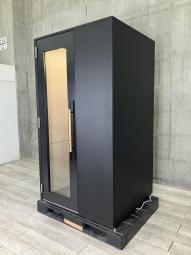 【遮音性と居住性に優れた集中できるワークブース！】■オリバー（oliver）　CAP-CELL （カプセル）　個室ブース　ウォールタイプ　■電源コンセント/USB給電口/換気扇/スプリンクラー/モニターブラケット　■ブラック【ABW商材】【関東倉庫在庫品】【弊社使用欄：A01028996】