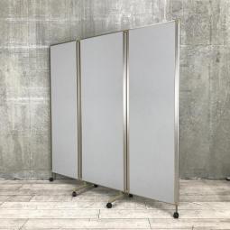 【あると便利な逸品！】■コクヨ（KOKUYO）製　3連パネルスクリーン　W1800(600×3)×H1790mm　■キャスター付　折りたたみパーティション
