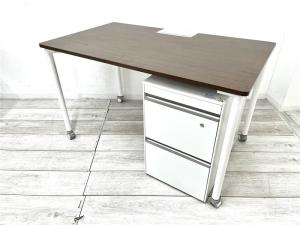 【セット商品】【定価約17万円】【増員の際に便利なデスクとワゴンのセット！】■イトーキ（ITOKI）製　アクティブフィールド（Active Field）　W1200×D700㎜　■キャスター付き　■天板：木目ブラウン/脚：ホワイト　■イトーキ（ITOKI）インクルード (IncLude)　3段ワゴン　H650mm　■ホワイト　■シリンダー錠　※セット商品のため配送料要相談