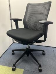 【訳アリ品】【どんな空間にも調和するデザインと最上級の操作性】■オカムラ（okamura）　コーラルチェア(Choral)　肘付　ミドルバック　■可動肘　■背面メッシュ・座面クッション　■ブラック