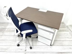 【セット商品】【定価約20万円】【増員の際に便利なデスクとチェア、ワゴンのセット！】■イトーキ（ITOKI）製　アクティブフィールド（Active Field）　W1200×D700㎜　■キャスター付き　■天板：木目ブラウン/脚：ホワイト　■イトーキ（ITOKI）インクルード (IncLude)　3段ワゴン　H650mm　■ホワイト　■シリンダー錠　■オカムラ/バロンチェア　■肘付OAチェア　可動肘※セット商品のため配送料要相談