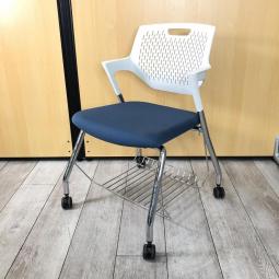 【荷物棚付で便利！アクティブなコミュニケーションをサポートするミーティングチェア！】■オカムラ（okamura）製　パート（Part）シリーズ　ミーティングチェア　ネスティングチェア　肘付　キャスター付　■背面樹脂メッシュ：ホワイト/座面：ブルー【弊社使用欄：A00999283】【SN】