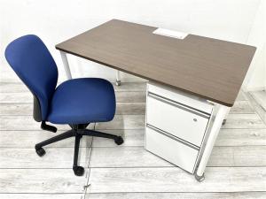 【セット商品】【定価約20万円】【増員の際に便利なデスクとワゴンのセット！】■イトーキ（ITOKI）製　アクティブフィールド（Active Field）　W1200×D700㎜　■キャスター付き　■天板：木目ブラウン/脚：ホワイト　■イトーキ（ITOKI）インクルード (IncLude)　3段ワゴン　H650mm　■ホワイト　■シリンダー錠　■オカムラ（okamura）製　スラートチェア（sulato）　ローバック　肘無し　※セット商品のため配送料要相談