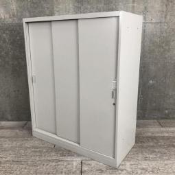 【事務所内の導線を確保！！！】お問い合わせの多い引違い書庫が入荷！スライド引き戸だから開閉スペースに困りません！[オカムラ（okamura）製　レクトラインシリーズ/3枚引き戸タイプ　引違い書庫/天板なし/シリンダー錠/グレー]