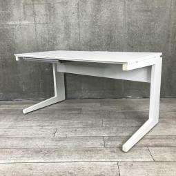 【広々としたワークスペースで使いやすい！】■ウチダ（UCHIDA）　アルプレイスシリーズ　平デスク　W1400×D700×H720mm　引き出し付（1箇所）　■配線カバー　■ホワイト　※脚小さめ