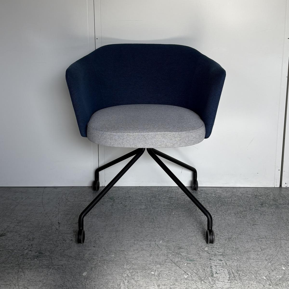 【リビングテイストでゆったりした雰囲気にフィット！】■コクヨ（KOKUYO）製　コーデ（COODE）シリーズ　ミーティングチェア　肘付　■キャスター付　■背面：ブルー/座面：グレー/4本脚：ブラック
                        その他シリーズ
                                    中古
            