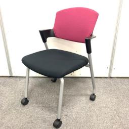 【シンプルスマートなスタッキングチェア！分厚いクッションで長時間でも快適な座り心地！】■コクヨ（KOKUYO）製　プロッティ（Protty）　スタッキングチェア　肘付ミーティングチェア　■固定肘　■キャスター付　■ブラック 　■背面パープルクッション〈岐阜・愛知・三重・静岡・福井〉