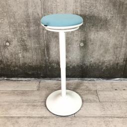 【「座る」と「立つ」のいいとこ取り！】■オカムラ（okamura）　ピルエット（pirouetto）　カウンターチェア　スツール　■ネイビーブルー　シェル：ブラック【高さ調節可能なパーチングスツール！】【弊社使用欄：A01020054】【SN】