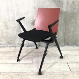 【洗練されたデザインと収納性に優れたマルチスタッキングチェア入荷！！】■コクヨ（KOKUYO）製　スタッカシリーズ（STACKA）　肘付　ネスティングチェア　スタッキングチェア　キャスター付　■背面樹脂：レッド/座面：ブラック