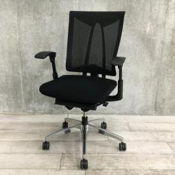 【座るとわかる快適さ・骨盤にしっかりフィットする！チェア自らが動き座る人の体を支える「おもてなし」の心を体現した高級チェア！ 】■イトーキ製（ITOKI）　セレーオチェア (celeeo)　肘付き　ハイバック　■メッシュ背面　■ブラック　■可動肘　※肘パッドキズ