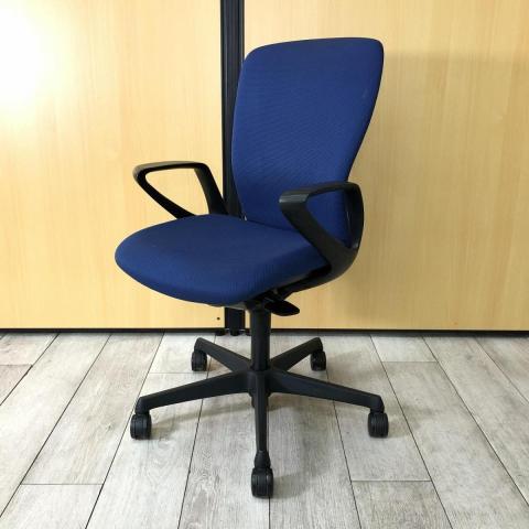 【シンプルなデザインと厚みのあるクッションが大人気！機能充実のワーキングチェア！】■オカムラ（okamura）製　スラート（sulato）チェア　ハイバック　肘無し　■ミディアムブルー×ブラックシェル
