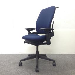 【残り1脚！欧米一番人気メーカー！座れば分かるファーストインパクト！】■スチールケース（Steelcase）　リープチェア（Leap）　肘付き　ハイバック　■可動肘　■ブルー【T8】